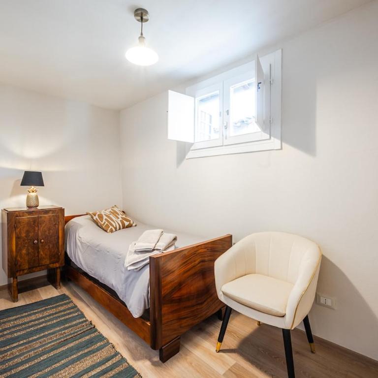 Refined penthouse in front of Osteria Francescana - Two-Bedroom Apartment - 19
