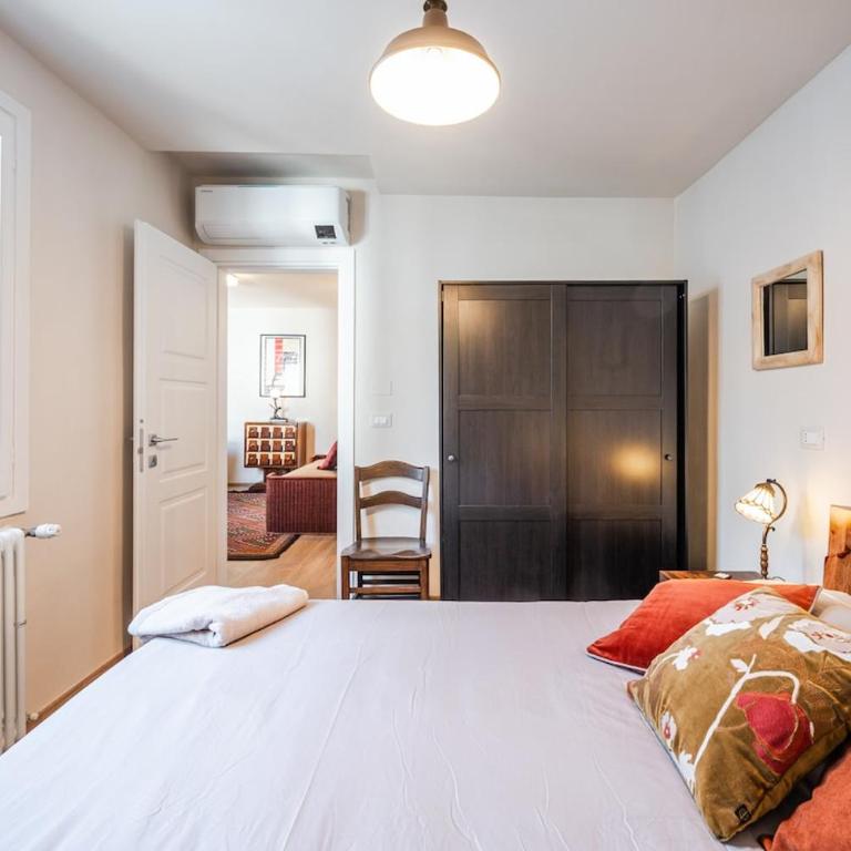 Refined penthouse in front of Osteria Francescana - Two-Bedroom Apartment - 32