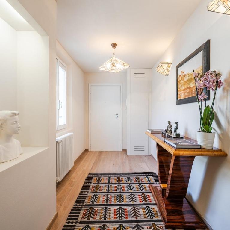 Refined penthouse in front of Osteria Francescana - Two-Bedroom Apartment - 44