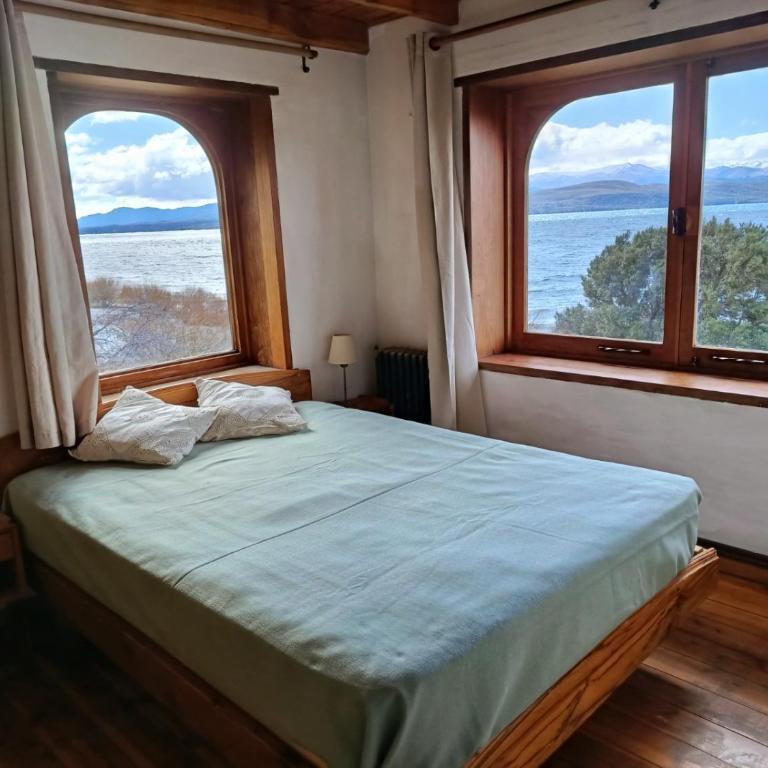 Casa a 10 min de Bariloche y 5 de Dina sobre el lago Nahuel Huapi - solo con seña - Four-Bedroom House - 6