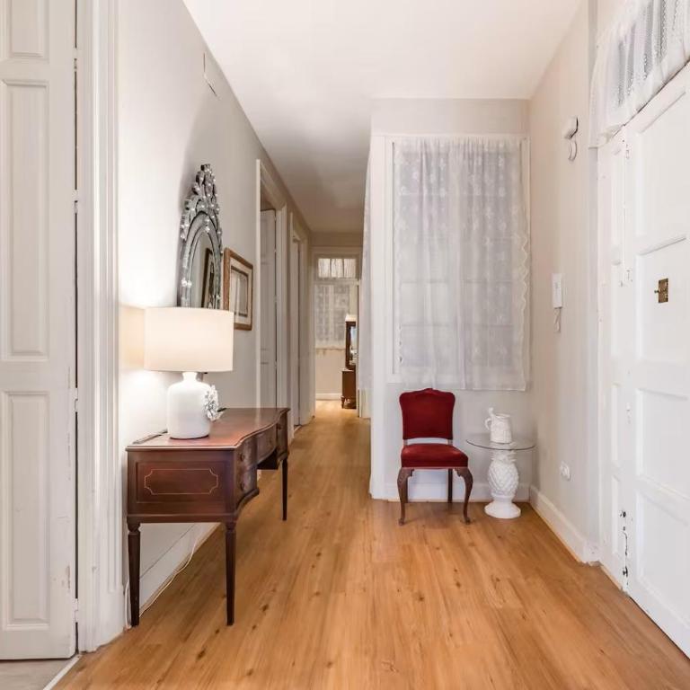 Historic 19th-Century Apartment with Balcony Overlooking Plaza - Deluxe Apartment - 15