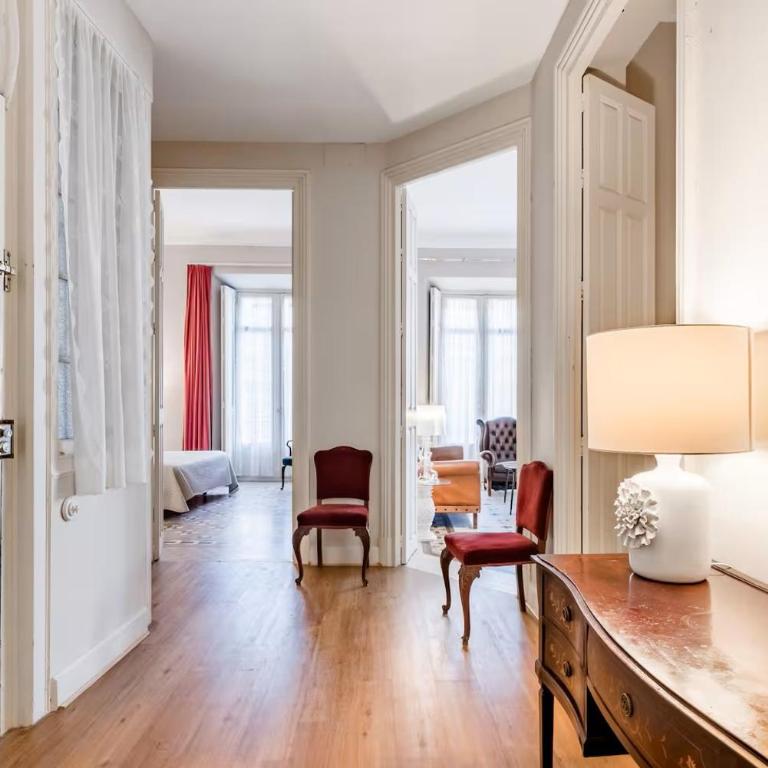 Historic 19th-Century Apartment with Balcony Overlooking Plaza - Deluxe Apartment - 5