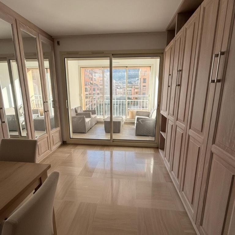 Luxury Retreat in Monaco with Rare Private Parking, Pool, AC and Wifi - Appartement 1 Chambre - 4
