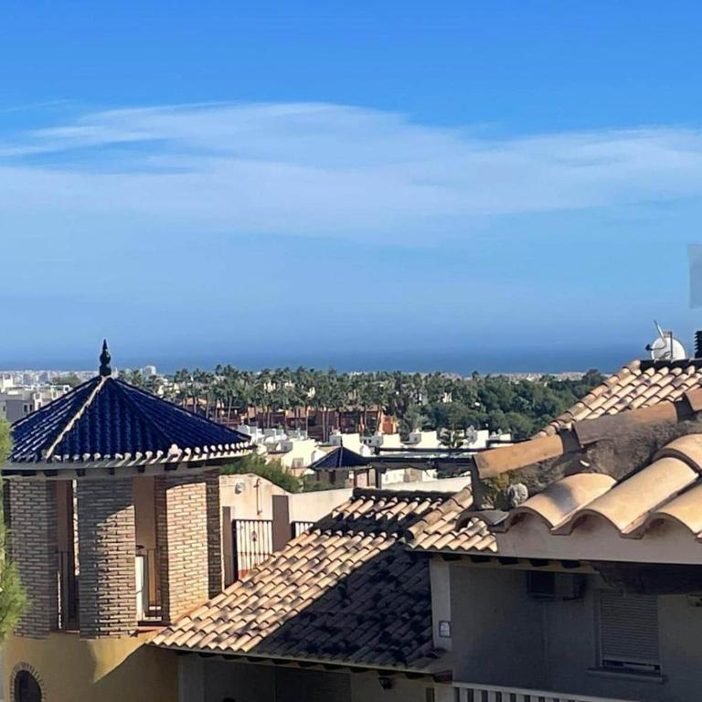 Renovated Top-Floor 2BR | Sunny Balcony & Golf - Apartamento de 2 dormitorios con vistas - 22