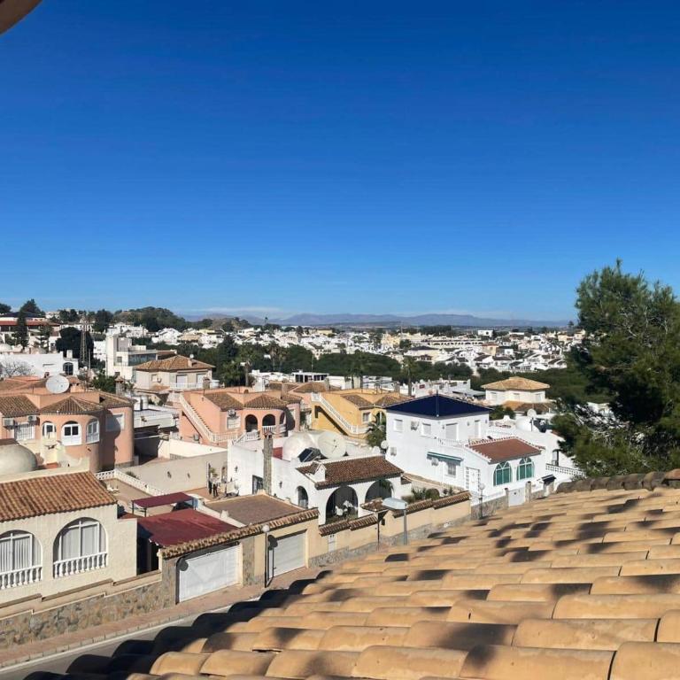 Renovated Top-Floor 2BR | Sunny Balcony & Golf - Apartamento de 2 dormitorios con vistas - 23