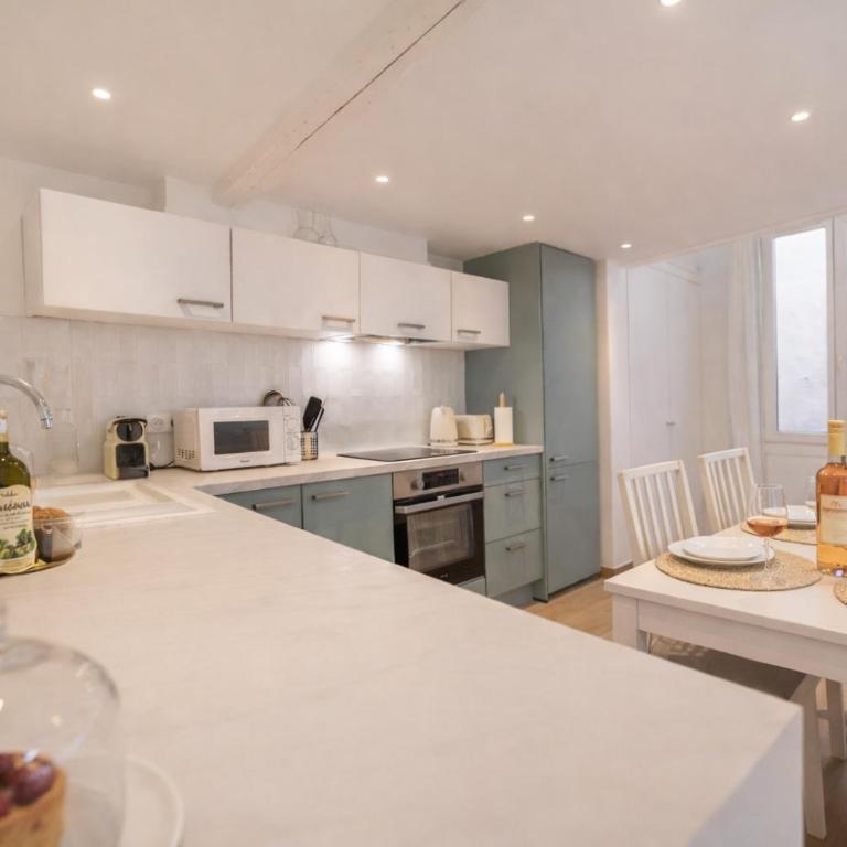Les Palmiers, Antibes Center, Walk to Beach, AC, WiFi - Deluxe Apartment mit 2 Schlafzimmern - 8