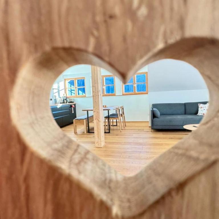 DAS BISCHOF - 5 exklusive Ferienwohnungen und 1 Doppelzimmer - 4x mit privater Zirben Sauna - Semmelservice & Hindelang PLUS - Studio mit Bergblick - 8