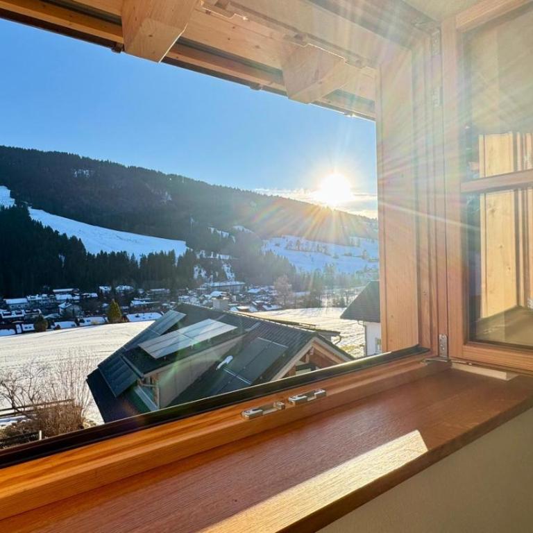 DAS BISCHOF - 5 exklusive Ferienwohnungen und 1 Doppelzimmer - 4x mit privater Zirben Sauna - Semmelservice & Hindelang PLUS - Studio mit Bergblick - 6