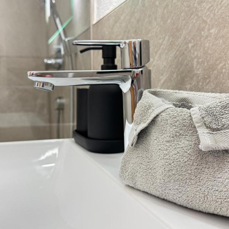 DAS BISCHOF - 5 exklusive Ferienwohnungen und 1 Doppelzimmer - 4x mit privater Zirben Sauna - Semmelservice & Hindelang PLUS - Studio mit Bergblick - 13