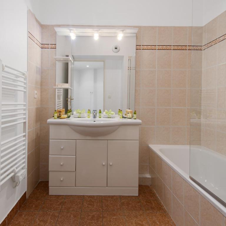 VILLA MELANIE - Agréable 3 pièces - Centre ville Menton - Parking - Two-Bedroom Apartment - 17