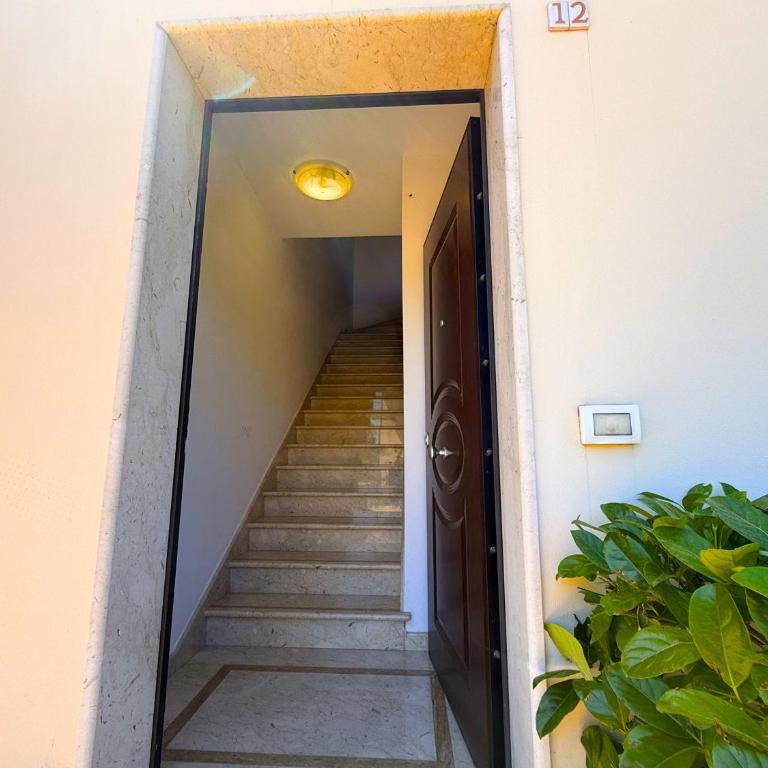 MOLO 24 LUXURY APARTMENT - with FREE Parking just 5 minutes walk from historic center - Three-Bedroom Apartment - 4