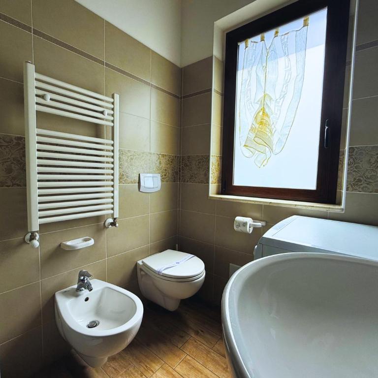 MOLO 24 LUXURY APARTMENT - with FREE Parking just 5 minutes walk from historic center - Three-Bedroom Apartment - 6