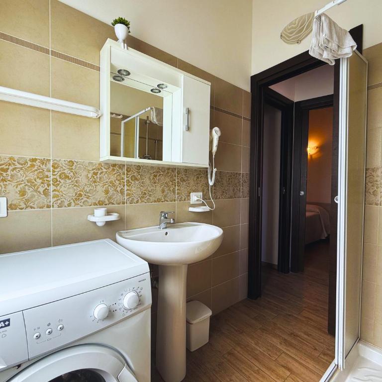 MOLO 24 LUXURY APARTMENT - with FREE Parking just 5 minutes walk from historic center - Three-Bedroom Apartment - 14