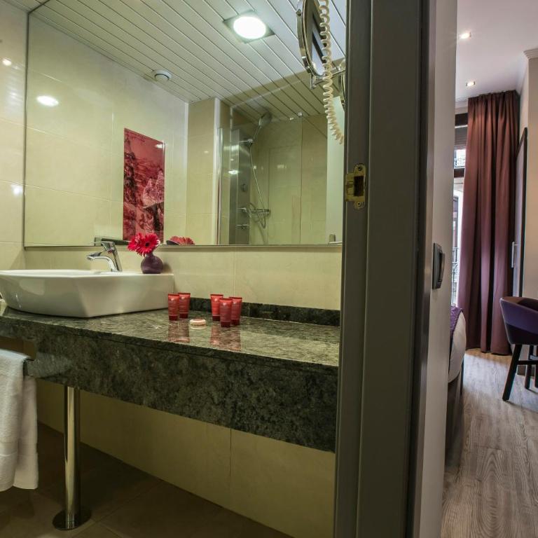 Leonardo Hotel Barcelona Las Ramblas - Superior Double or Twin Room - 1