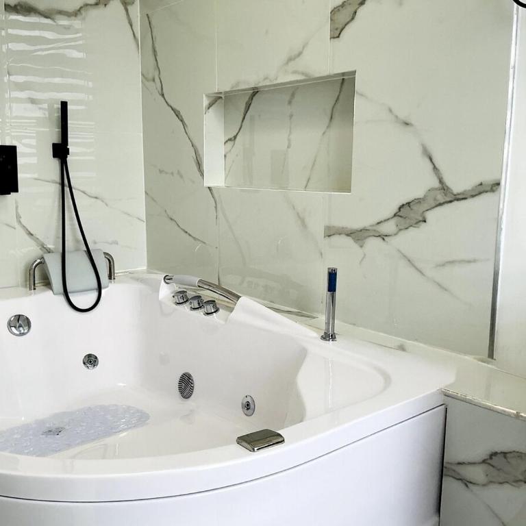 Penthouse con jacuzzi y vistas en Santa Rosa - Three-Bedroom Apartment - 68