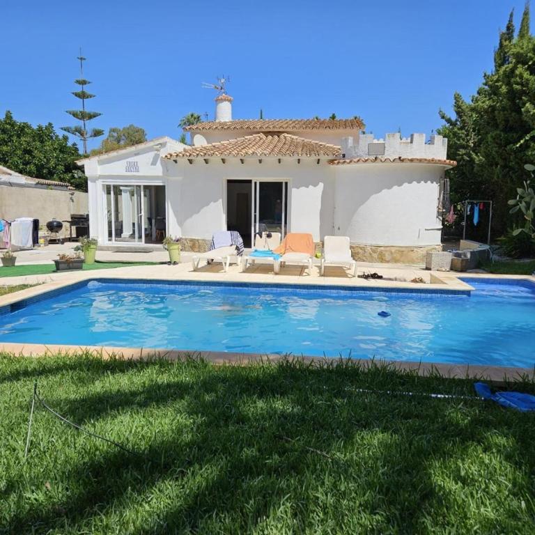Chalet en Dénia 8 personas, piscina privada, wifi, se admiten mascotas - ES-373-19 - Villa - 2