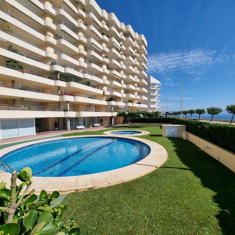 Apartamento frente al mar con terraza y piscina comunitaria en L'Escala - HISP-236-138 - Apartment - 11