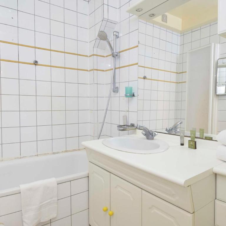 Parisian Home 2 bedrooms Marais - Bastille - Two-Bedroom Apartment - 18