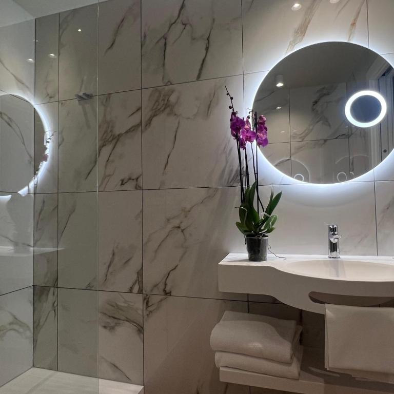 Best Western Madison Hotel - Comfort King or Twin Room - 4