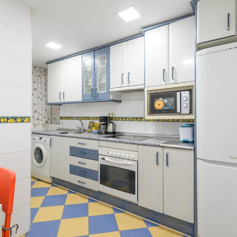 Spacious flat - train station 500m away - Three-Bedroom Apartment - 4