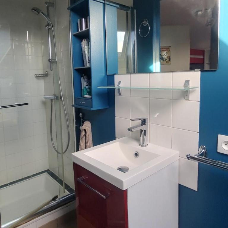 Studio au 2e étage de notre maison de ville - Chambre Quadruple avec Salle de Bains Privative - 6