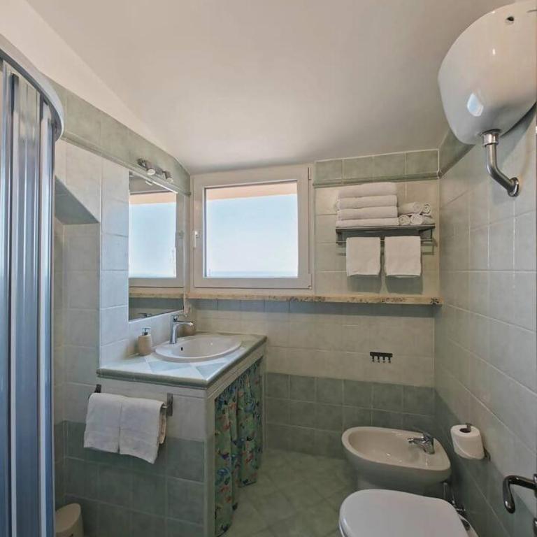 Elegant Seafront Apartment in Ostia | Beach Access - Appartamento con 2 Camere da Letto, Balcone e Vista mare - 10