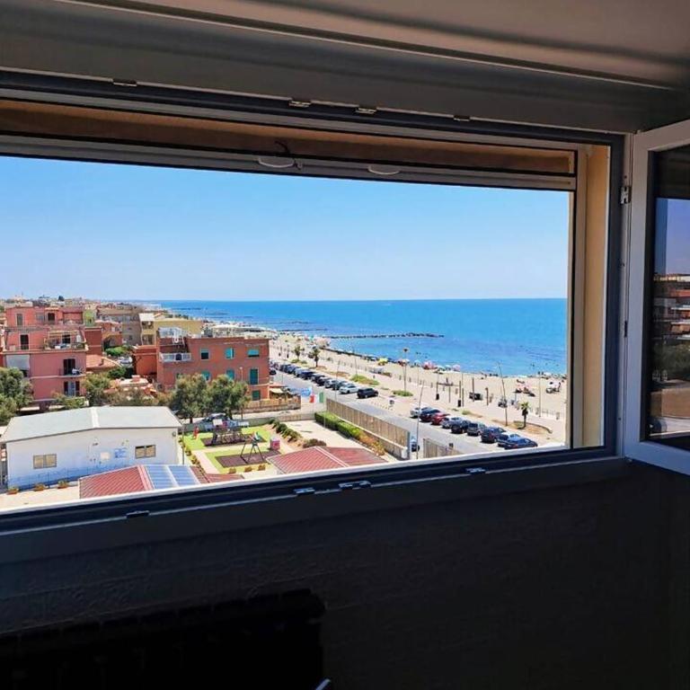 Elegant Seafront Apartment in Ostia | Beach Access - Appartamento con 2 Camere da Letto, Balcone e Vista mare - 15