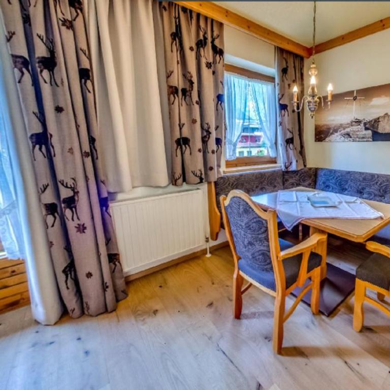 Appartement Frühstückspension Landhaus Karwendel - Apartment - 1
