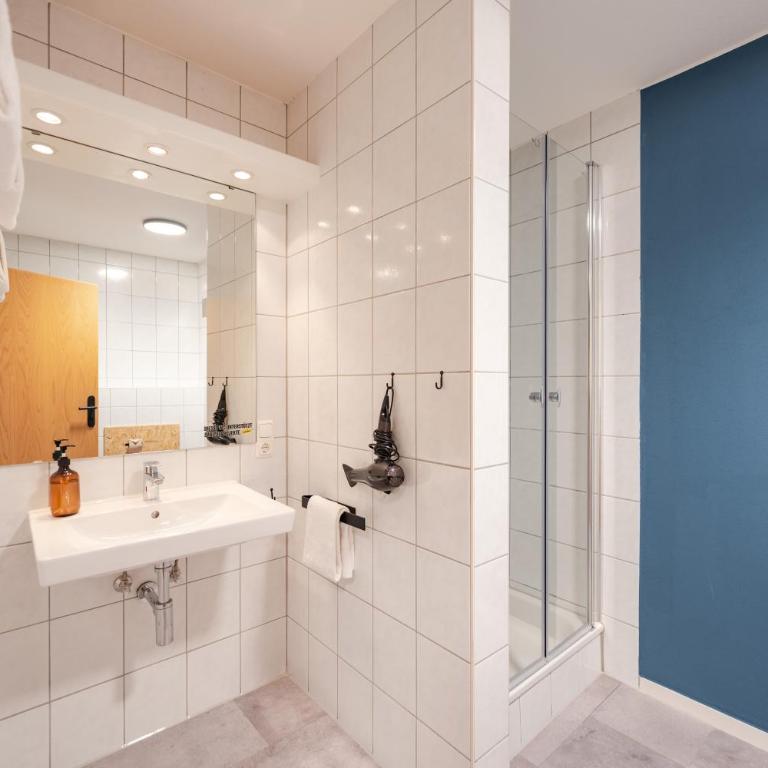 Weitnau Stays - Hotel & Hostel - Doppelzimmer mit Balkon - 2