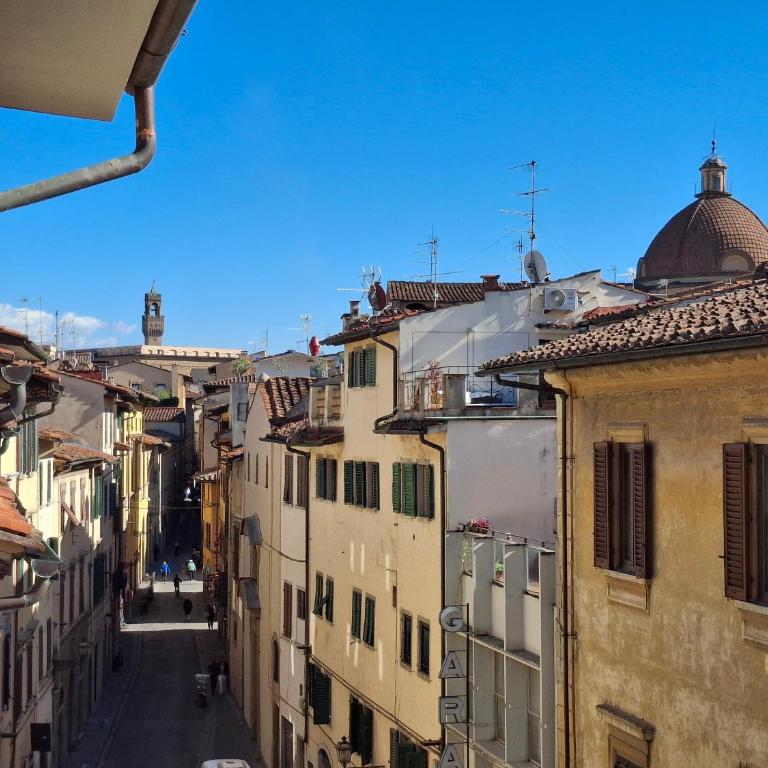 Cozy Studio Attic at Historical Centre of Florence 5 mins SMN and 7 Duomo - One-Bedroom Apartment - 4
