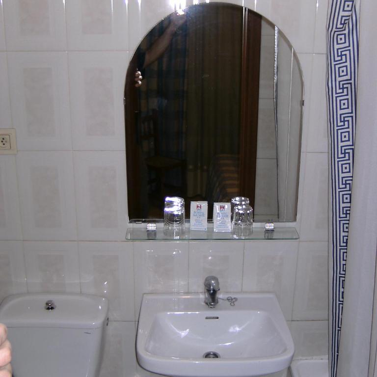 Hostal Alicante - Single Room with Private Bathroom - 1