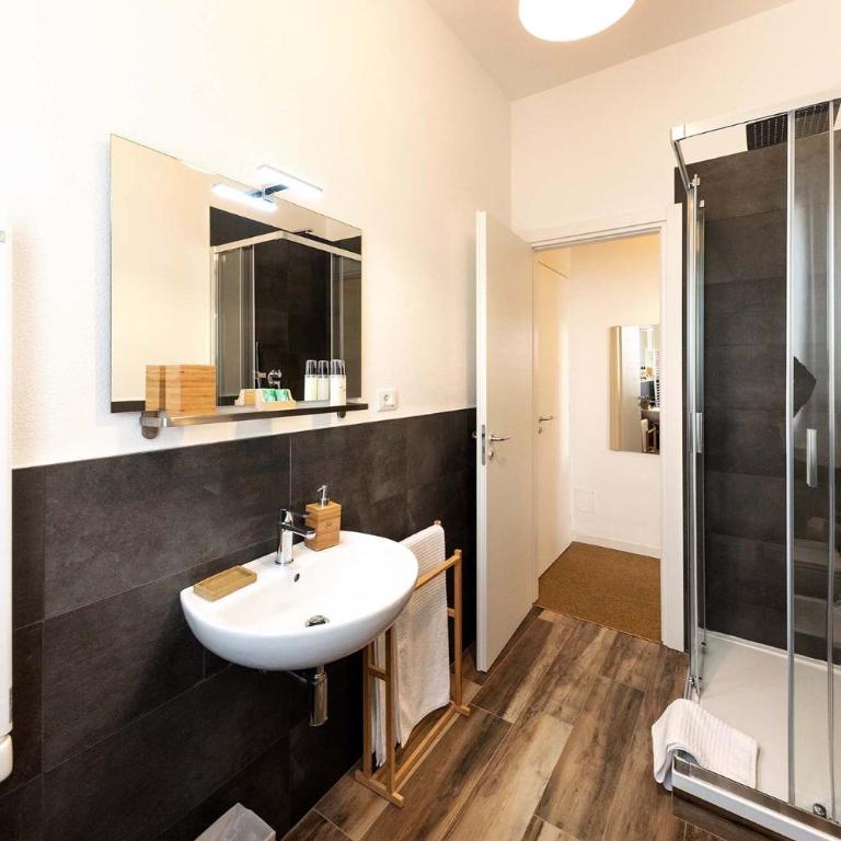 Pit Stop - Large Double Room - 6