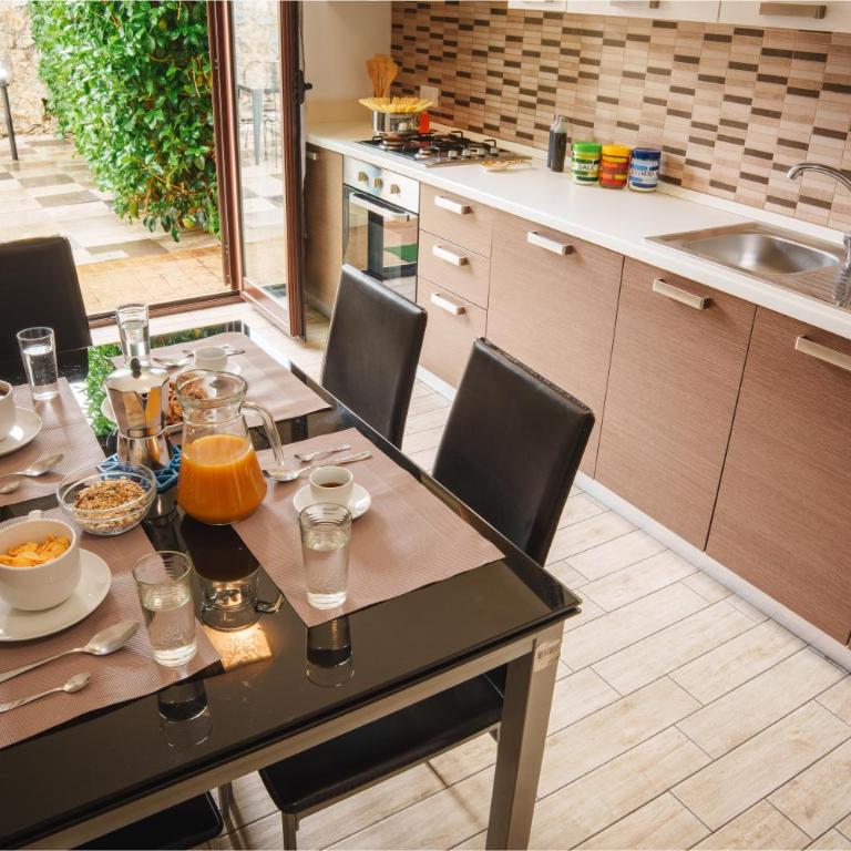 EIGHTEEN KT GOLDEN APARTMENT - With garden and private parking just 5 minutes walk from the historic center - Two-Bedroom Apartment - 26
