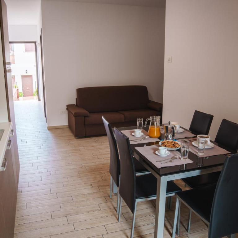 SEVENTEEN BLACK APARTMENT -With garden and private parking just 5 minutes walk from the historic center - Two-Bedroom Apartment - 6