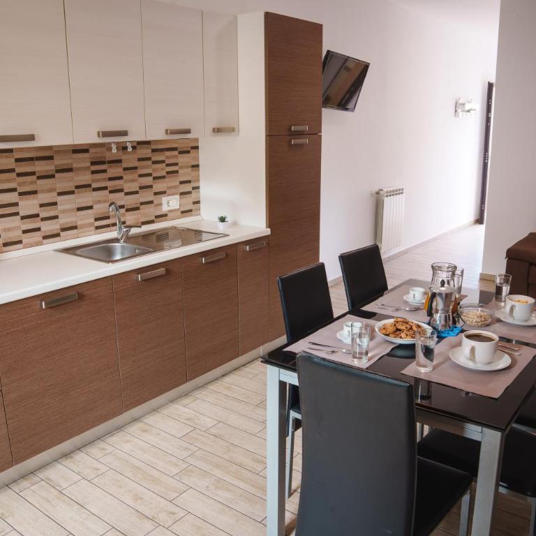 SEVENTEEN BLACK APARTMENT -With garden and private parking just 5 minutes walk from the historic center - Two-Bedroom Apartment - 15