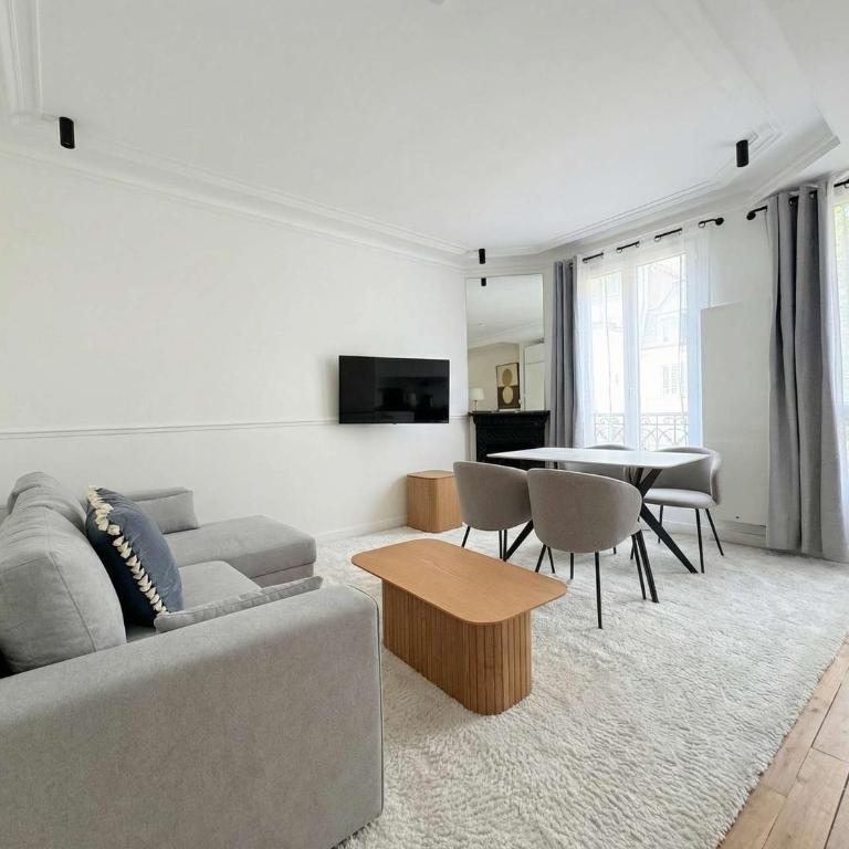 Golden Triangle AC by Melvane - Apartment - 2