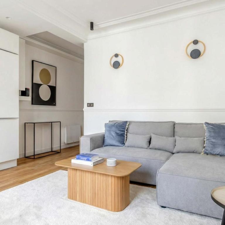 Golden Triangle AC by Melvane - Apartment - 7