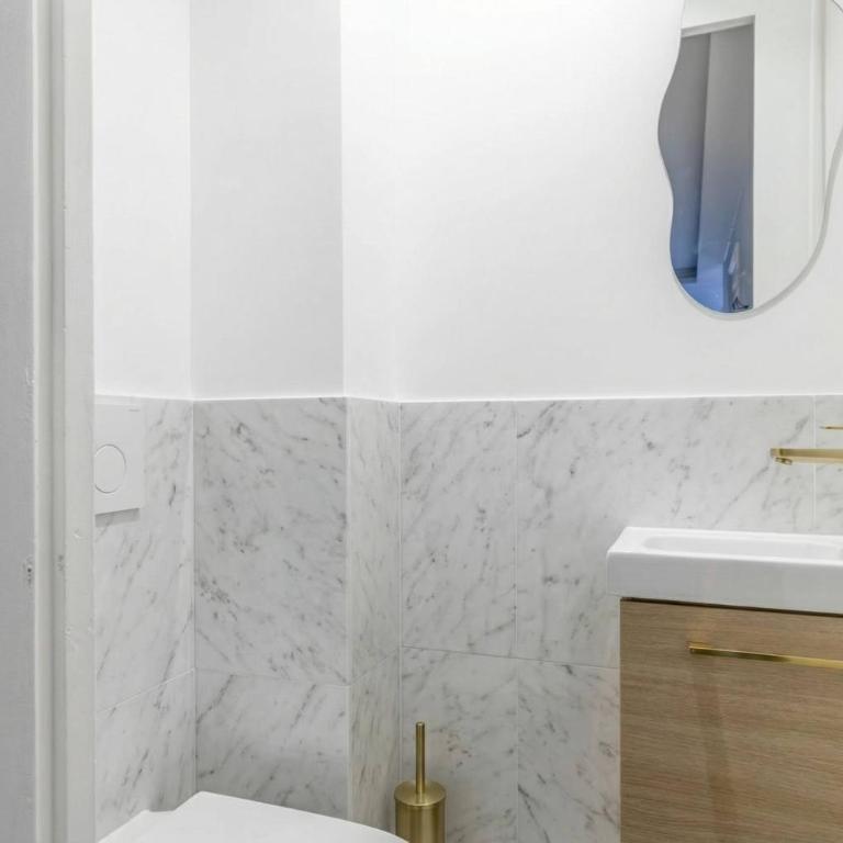Golden Triangle AC by Melvane - Apartment - 9