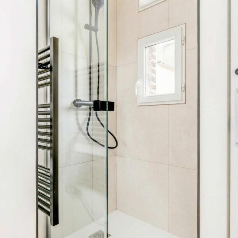 Golden Triangle AC by Melvane - Apartment - 12