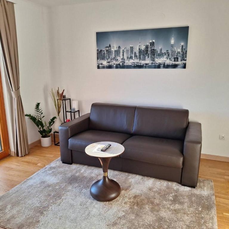 Luxury Apartment-Aurora 33 Free Parking City Center - One-Bedroom Apartment - 7