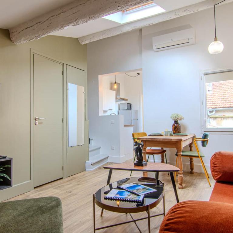 Le Chapeau Rouge à 600m du Palais des Papes - Apartamento Estudio - 1