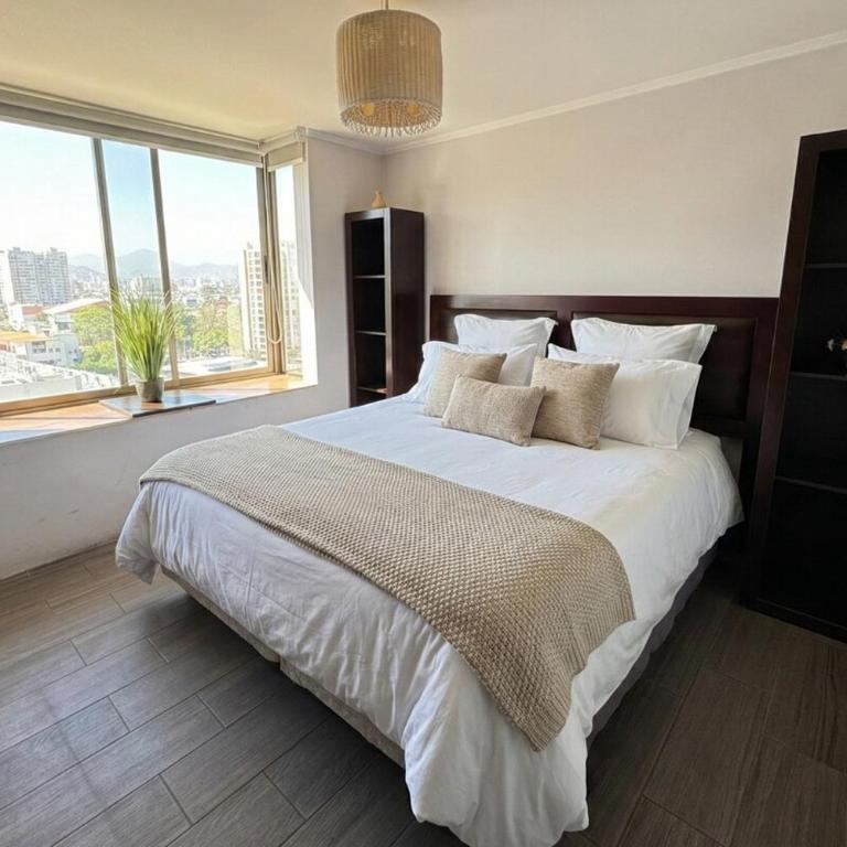 Amplio departo con magníficas vistas y total conectividad - Three-Bedroom Apartment - 9