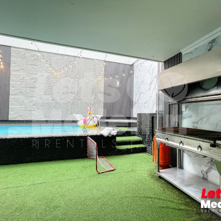 Villa con piscina privada y turco relajante meses VIE - Five-Bedroom House - 39