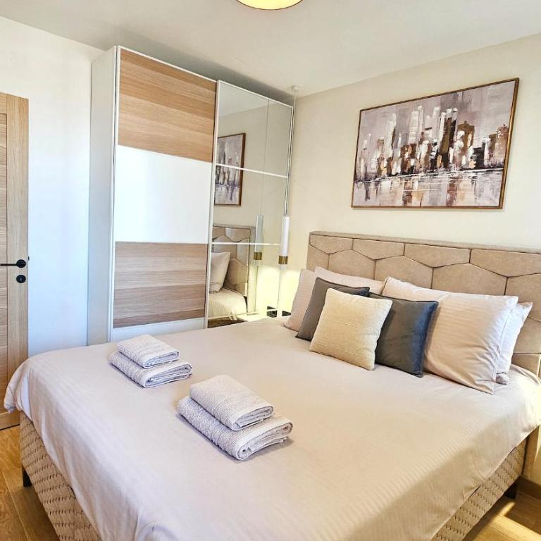 Modern apartment near the center of Novi Sad - One-Bedroom Apartment with City View - 14