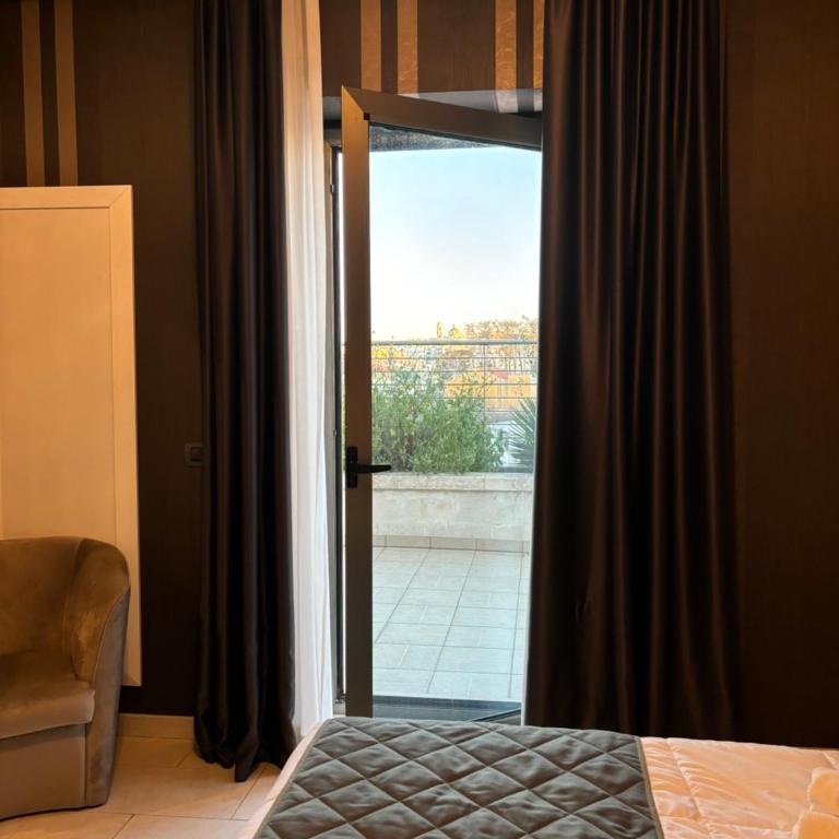 Hotel Donna Crescenza - Camera Matrimoniale Deluxe con Balcone - 2