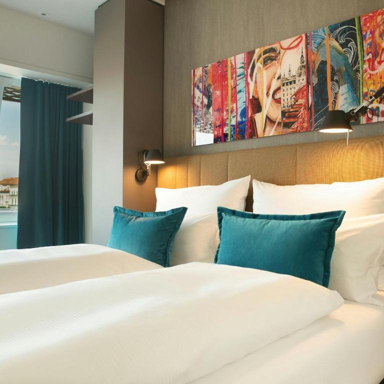 Motel One Graz - Standard Zimmer mit Queensize-Bett und Stadtblick - 3