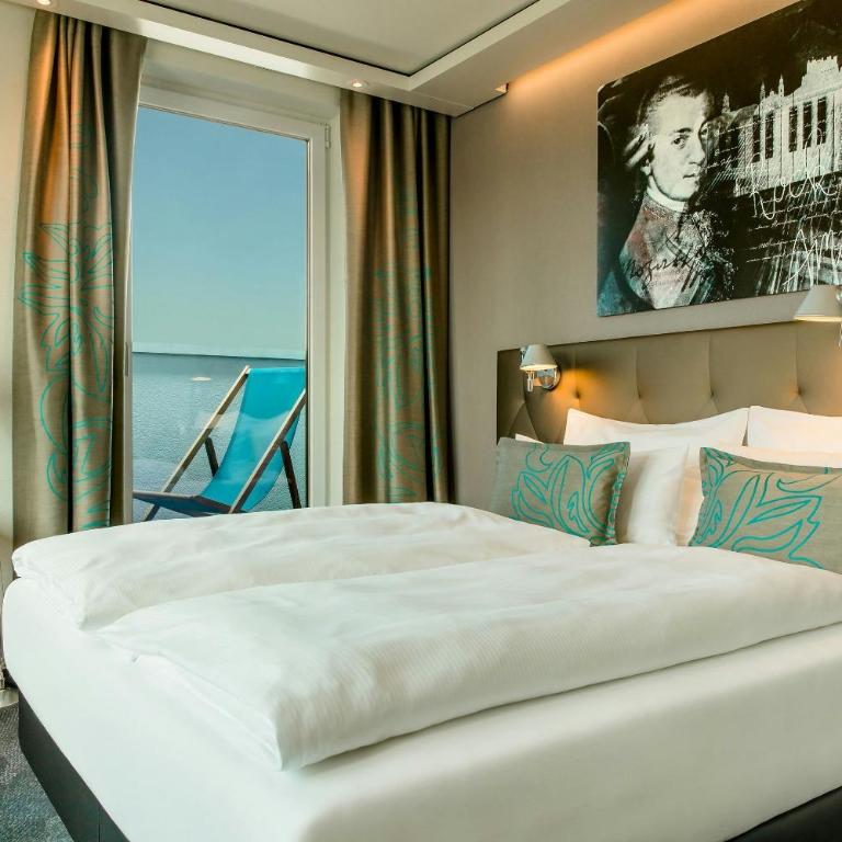 Motel One Salzburg-Mirabell - Superior Doppelzimmer mit Balkon - 2