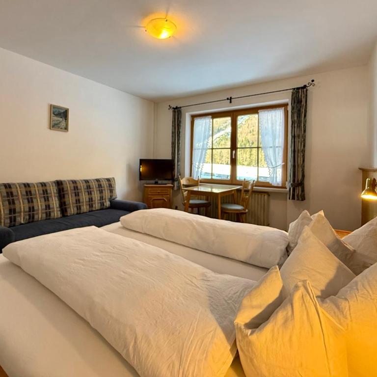Landhaus Spielmannsau - Doppelzimmer mit Bergblick - 2
