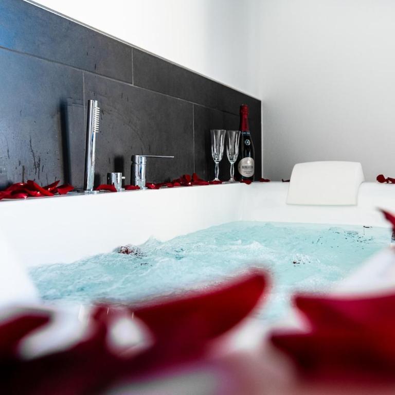 DM Luxury Apartment - One-Bedroom Apartment - 17