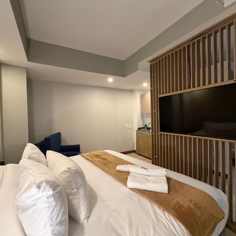 CasaSue Living & Hotel - Standard King Room - 1